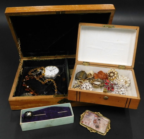 A quantity of collector's jewellery