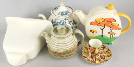 Miscellaneous items of pottery and porcelain