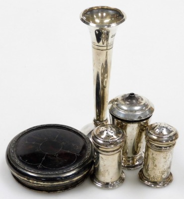 A group of small silver, to include a bud vase of trumpet form, loaded, Sheffield 1977, 11cm high, a silver mounted and tortoiseshell inlaid lid, 7cm diameter, and two George V silver pepper pots, one with blue glass liner, Birmingham 1924, 4.5cm high, we