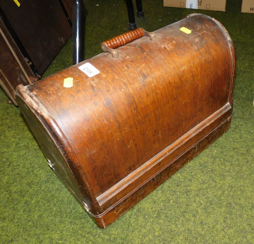 A cased sewing machine. (locked)