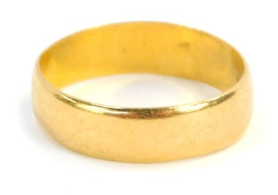 A 22ct gold wedding band, of plain design, ring size P, 4g.