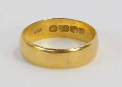 A 22ct gold wedding band, of plain design, ring size P, 4g. - 2