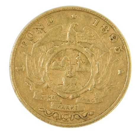 A South African one pond gold coin, dated 1895, 8.6g.