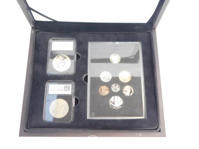 A Royal Mint Longest Reigning Monarch Datestamp set, with certificate of authenticity, limited edition of 950, in presentation case., comprising 1953 UK Coronation crown, UK 2015 Brilliant uncirculated £5 coin and a coin set for the boxed year. - 3