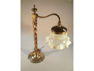 A large early 20thC brass table lamp with twisted column and urn finial