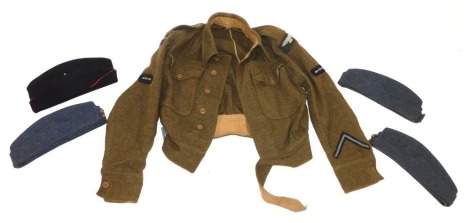 An Army jacket, size 7 and four caps. (5)