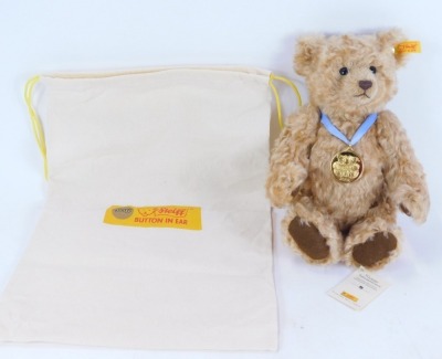 A Steiff 2002 bear, serial no. 3163, with certificate. - 5