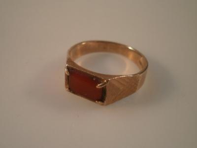 A 9ct gold signet ring set with a small rectangular cornelian