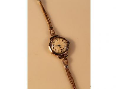 An early 20thC ladies 9ct gold cased watch
