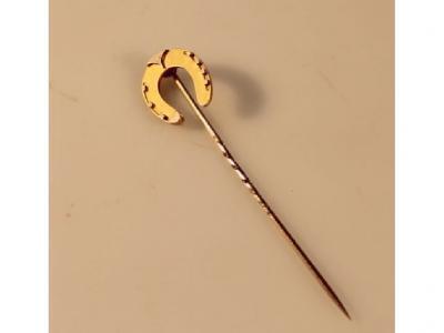 An 18ct gold horseshoe stock pin