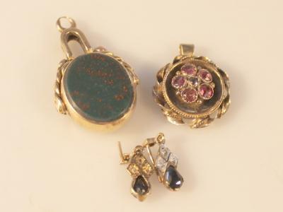 A 15ct gold agate and bloodstone swivel seal fob