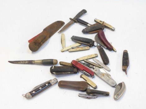 A group of penknives, horn handled, bone handled, Swiss Army knife, etc. (a quantity)