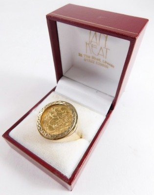 An Edward VII gold half sovereign ring, 1908, in plain 9ct gold setting, size Z, 9.7g all in. - 4