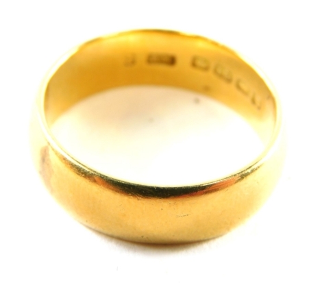 An 18ct gold wedding band, of plain design, ring size Y, 11.3g.