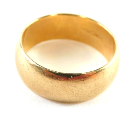 A 9ct gold wedding band, ring size W, 8.1g.