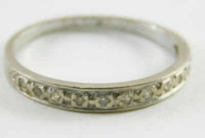 Two dress rings, comprising a silver buckle ring and an unmarked half hoop eternity ring, weighable silver 4g. (2) - 2