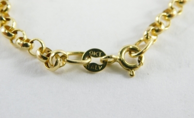 A curb link bracelet, with heart shaped charm, yellow metal stamped 9kt, 20cm long and a pair of yellow metal and CZ set heart shaped stud earrings, unmarked, 2,9g all in. (2) - 2