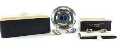 Various golfing related items, a pair of enamel golf bag cufflinks, ball makers and a silver plated saucer, with enamel centre decorated with golfer, 9cm diameter.