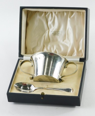 A George V silver christening set, comprising two handed bowl, by Munsey & Co, Sheffield, 1928, 6cm high, Britannia mark, with associated spoon, in fitted box, 5.9oz.