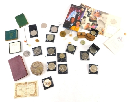 Various coins, banknotes, etc., a Golden Wedding commemorative Elizabeth II and Prince Phillip Golden Wedding commemorative crown, gold plated cufflinks, various other low denomination coins, etc. (a quantity)