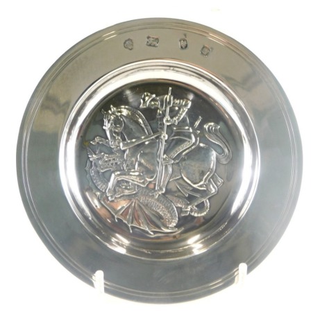 An Elizabeth II silver St George and dragon Armada dish, with repousse decorated centre and plain outline, London 1972, 15cm diameter, 4.5oz.