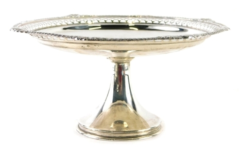 A George V silver tazza, with floral part pierced border, on an inverted stem and circular foot, London 1919, 11cm high, 10.5oz.