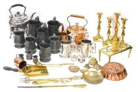 Various metalware, pewter, silver plated ware, part services, pewter tankards, teapots, part spirit kettle, copper kettle, 26cm high, various brassware, trivet, etc. (a quantity)