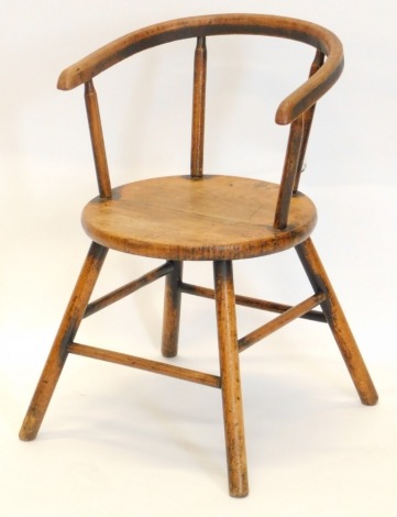 A late 19th/early 20thC child's turned beech Windsor chair, of plain form with shaped arms and turned legs.