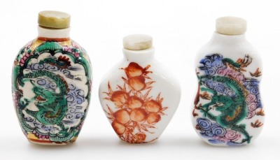 A collection of Chinese porcelain and other snuff bottles, decorated with dragons, flowers, etc. (a quantity) - 2