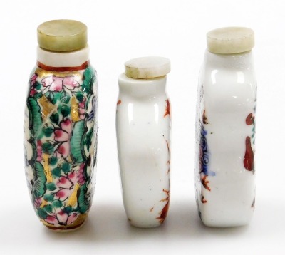 A collection of Chinese porcelain and other snuff bottles, decorated with dragons, flowers, etc. (a quantity) - 3