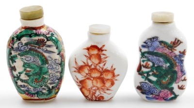 A collection of Chinese porcelain and other snuff bottles, decorated with dragons, flowers, etc. (a quantity) - 4