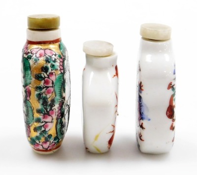 A collection of Chinese porcelain and other snuff bottles, decorated with dragons, flowers, etc. (a quantity) - 5
