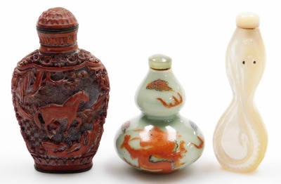 A collection of Chinese porcelain and other snuff bottles, decorated with dragons, flowers, etc. (a quantity) - 14