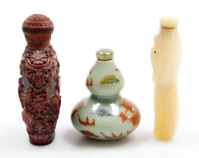 A collection of Chinese porcelain and other snuff bottles, decorated with dragons, flowers, etc. (a quantity) - 15