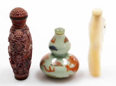 A collection of Chinese porcelain and other snuff bottles, decorated with dragons, flowers, etc. (a quantity) - 17