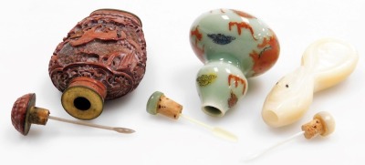 A collection of Chinese porcelain and other snuff bottles, decorated with dragons, flowers, etc. (a quantity) - 18