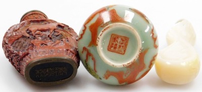 A collection of Chinese porcelain and other snuff bottles, decorated with dragons, flowers, etc. (a quantity) - 19