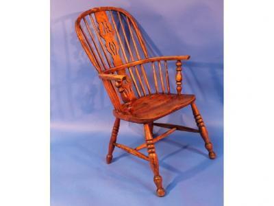 A 19thC elm/beech Windsor chair with pierced back splat