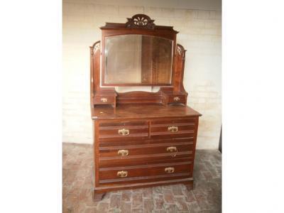 An early 20thC Art Nouveau style dressing table with rectangular mirror