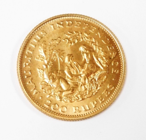 An Elizabeth II 1971 Mauritius Independence two hundred rupee coin, 15.6g.