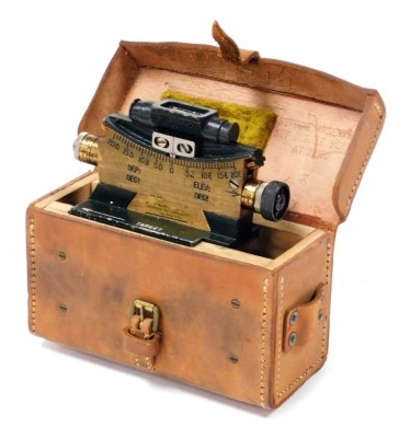 A Vickers World War II machine gun clinometer, dated 1944, number 2925, VE0067, 303 in M.G., MKII, cased.