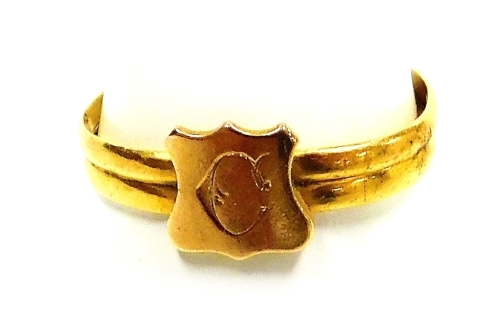 A Victorian lady's gold signet ring, of double banded form, with shield surmount engraved with the initial C, bears hallmarks, size V, 2.7g.