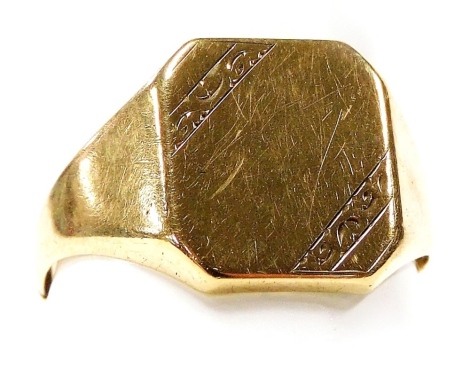 A 9ct gold gentleman's signet ring, foliate engraved, vacant reserve, size S, 2.8g.