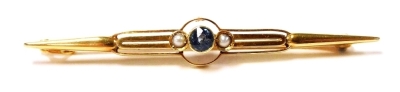 An Edwardian aquamarine and seed pearl set bar brooch, set in yellow metal, stamped 15ct, 3.25g.