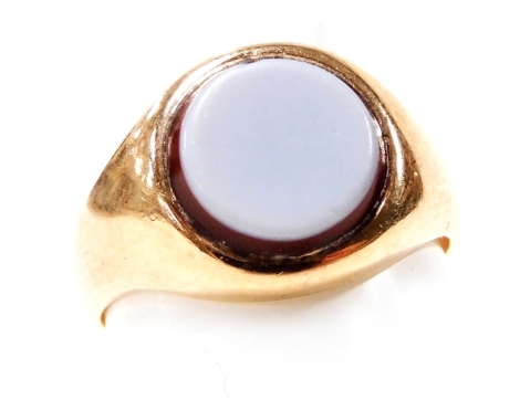 A gentleman's sardonyx signet ring, set in yellow metal, size N.O, 5.1g.