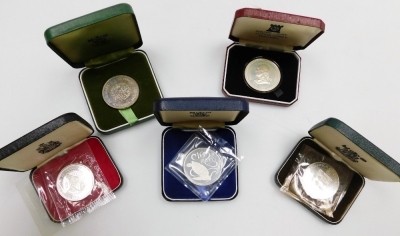 Five Elizabeth II silver proof crowns, comprising a 1947-72 Elizabeth and Philip coin, a 1974 ten rupee Seychelles coin, a 1976 Washington crown, a Silver Wedding anniversary coin, and a Bailwick of Guernsey twenty-five pence coin. - 2