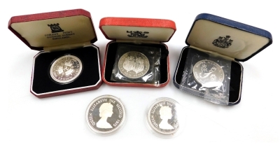 Five Elizabeth II silver proof crowns, comprising a Silver Jubilee, Silver Wedding anniversary, Mauritius fifty rupee, Mauritius twenty-five rupee, and a silver wedding one dollar.