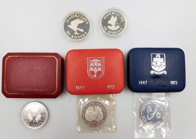 Five Elizabeth II silver proof crowns, comprising a Silver Jubilee, Silver Wedding anniversary, Mauritius fifty rupee, Mauritius twenty-five rupee, and a silver wedding one dollar. - 2