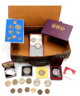 A group of coinage, to include a coinage of Great Britain 1970 set, a 1972 coin set, a 1952-1977 Silver Jubilee Canadian dollar, commemorative crowns, etc., contained in a mid century case.