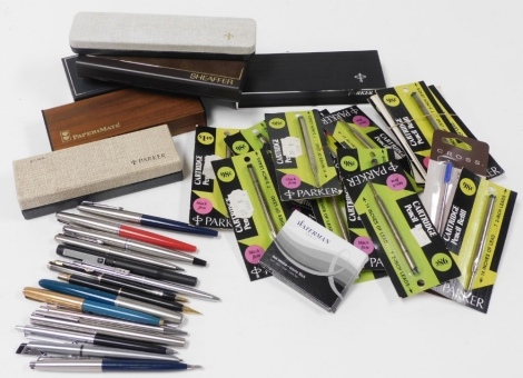 A group of ballpoint pens, to include a Papermate brushed steel pen, Parker fountain pens, some boxed, various Parker pencil cartridges, etc. (1 tray)